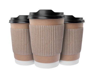 İçmek için. Beyaz üzerine izole edilmiş üç tane kağıt kahve fincanı.