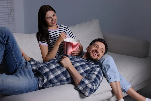 Šťastný Pár Sleduje Televizi Doma Večerních Hodinách — Stock fotografie