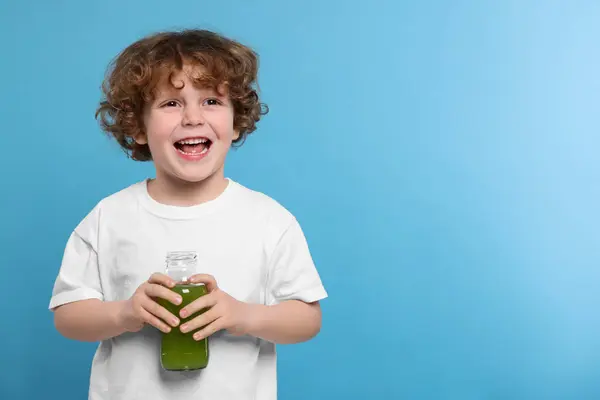 Söt Liten Pojke Med Glasflaska Färsk Juice Ljusblå Bakgrund Utrymme — Stockfoto