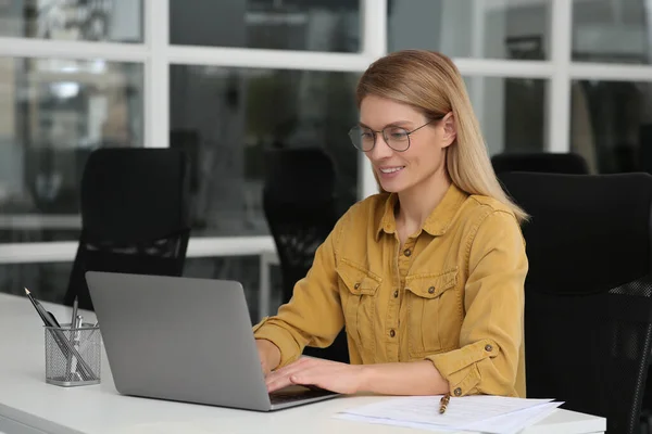 Mulher Trabalhando Laptop Mesa Branca Escritório — Fotografia de Stock