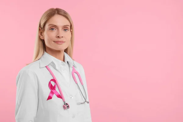 Doktor Růžovou Stuhou Stetoskop Barvu Pozadí Prostor Pro Text Karcinomu — Stock fotografie
