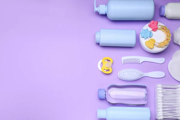 Platte Lay Compositie Met Babyverzorgingsproducten Accessoires Lila Achtergrond Ruimte Voor — Stockfoto