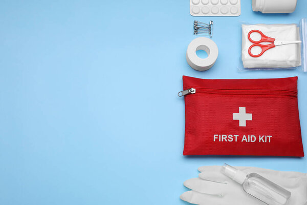 Плоская композиция с аптечкой на светло-голубом фоне. Пространство для текста