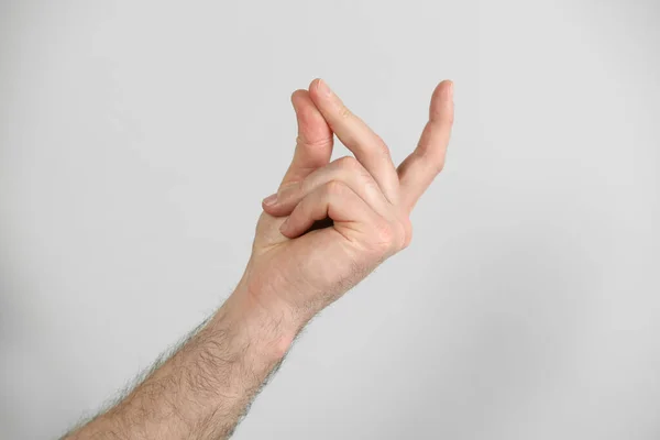 Человек Щелкает Пальцами Светло Сером Фоне Крупным Планом Плохая Привычка — стоковое фото