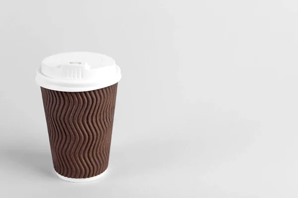 Καφέ Χάρτινο Κύπελλο Πλαστικό Καπάκι Ανοιχτό Φόντο Χώρο Για Κείμενο — Φωτογραφία Αρχείου