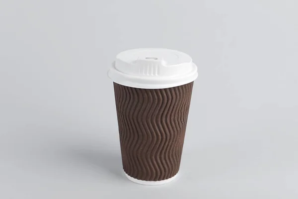 Bruine Papieren Beker Met Plastic Deksel Lichte Ondergrond Koffie Gaan — Stockfoto