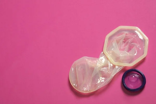 Жіночі Чоловічі Презервативи Рожевому Фоні Плоскі Простір Тексту Безпечний Секс — стокове фото