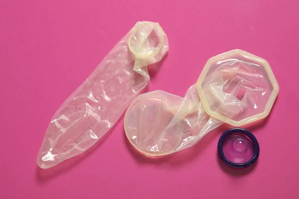 Жіночі Чоловічі Презервативи Рожевому Тлі Плоска Лежа Безпечний Секс — стокове фото