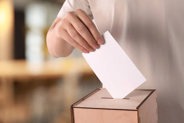 Man Putting His Vote Ballot Box Blurred Background Closeup — Stock Photo, Image