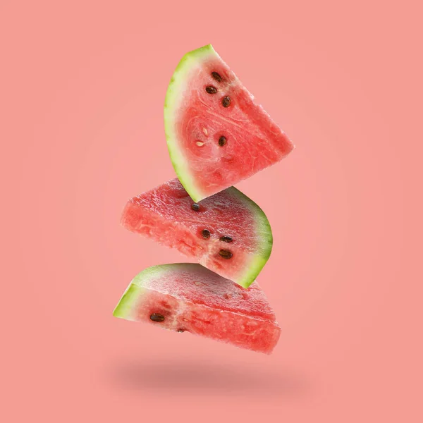 新鲜多汁西瓜片 落在粉红的背景上 — 图库照片