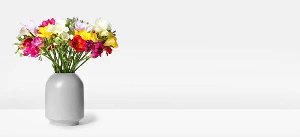 白い背景 バナーデザインの美しいカラフルなフリースと花瓶 — ストック写真