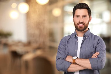 Ofiste kendine güveni olan yakışıklı bir adamın portresi.