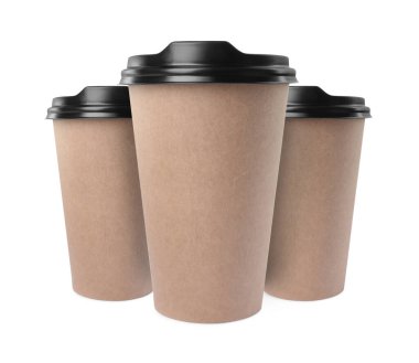 İçmek için. Beyaz üzerine izole edilmiş üç tane kağıt kahve fincanı.