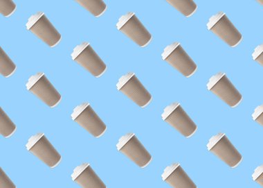 İçmek için. Açık mavi üzerine kağıt kahve fincanı ile desen tasarımı