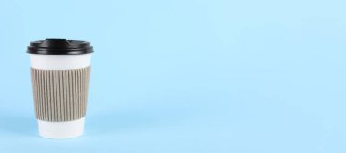 İçmek için. Açık mavi arka planda kağıt kahve fincanı, mesaj için boşluk. Pankart tasarımı