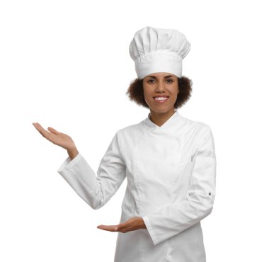 Beyaz arka planda üniformalı mutlu kadın şefin portresi.