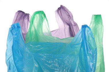 Beyaz arka planda birçok farklı plastik torbalar