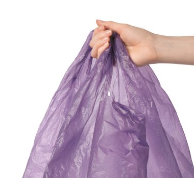 Beyaz arka planda mor plastik çanta taşıyan kadın, yakın plan.