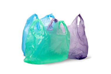Beyaz arka planda birçok farklı plastik torbalar