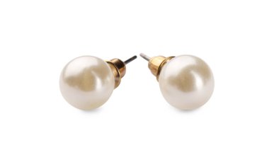 Beyaz üzerinde inciler olan zarif küpeler.