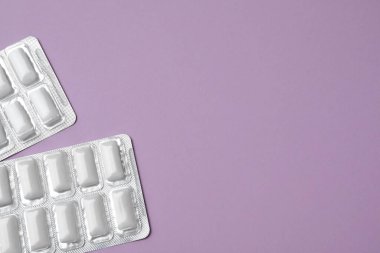 Menekşe arka planda leziz sakız kabarcıkları, düz yatış. Metin için boşluk