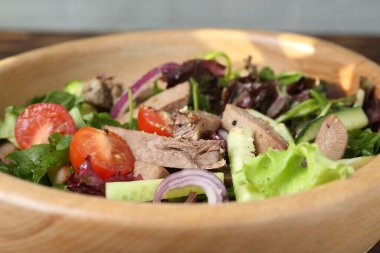 Biftek diliyle nefis salata ve kasede sebzeler, yakın plan.