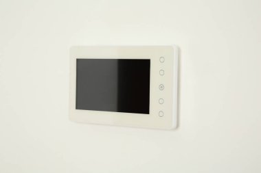 Beyaz duvarda asılı modern video dahili telefonu