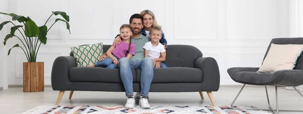 Família Feliz Com Crianças Casa Design Banner — Fotografia de Stock