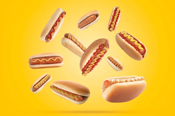 Viele Leckere Hot Dogs Auf Goldenem Hintergrund — Stockfoto