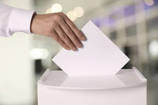 Man Putting His Vote Ballot Box Blurred Background Closeup — Stock Photo, Image