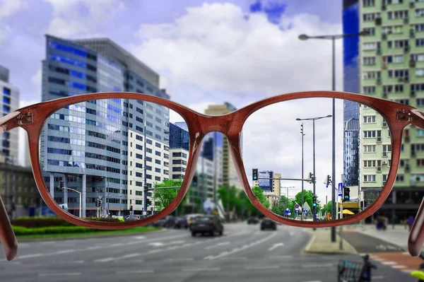 ビジョン訂正 メガネを通して見るとシティスケープが明確になる — ストック写真