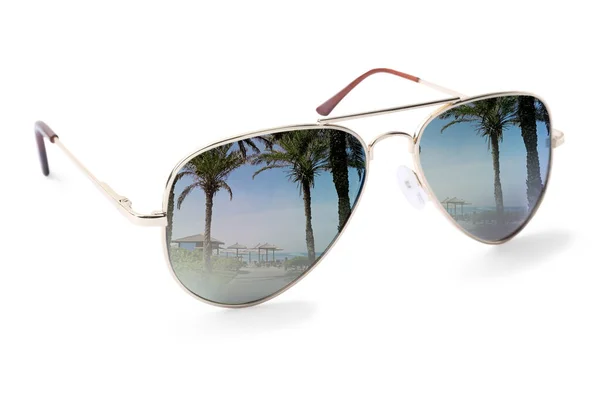 Neue Stylische Fliegersonnenbrille Auf Weißem Hintergrund Tropischer Strand Und Palmen — Stockfoto