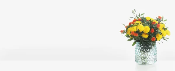 Скляна Ваза Букетом Красивих Яскравих Квітів Білому Тлі Дизайн Банера — стокове фото