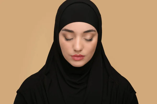 Retrato Mujer Musulmana Hijab Sobre Fondo Beige — Foto de Stock