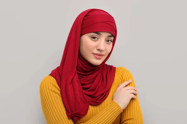 Porträt Einer Muslimin Hijab Auf Hellgrauem Hintergrund — Stockfoto