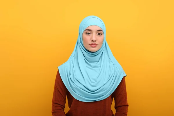 Portret Van Moslimvrouw Hijab Oranje Achtergrond — Stockfoto