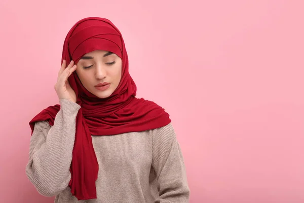 Портрет Мусульманки Хіджабі Рожевому Фоні Місце Тексту — стокове фото
