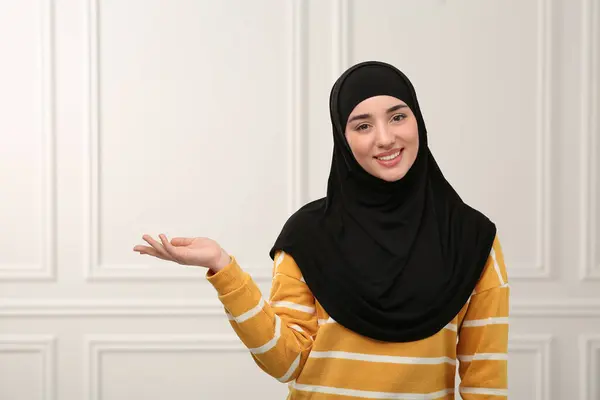 Muslimische Frau Hidschab Zeigt Auf Etwas Haus — Stockfoto