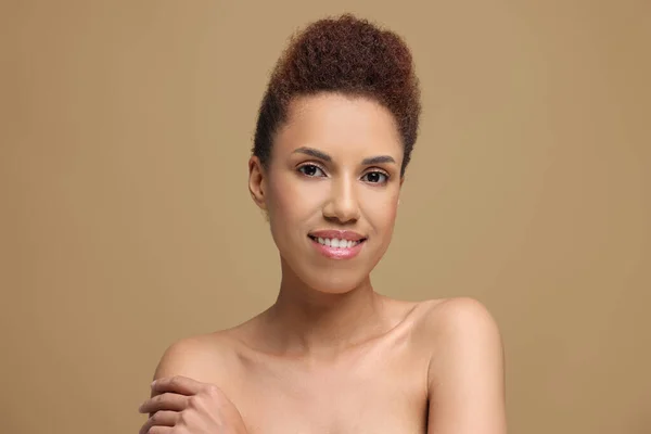 Portrait Beautiful Young Woman Glamorous Makeup Light Brown Background — Stok fotoğraf