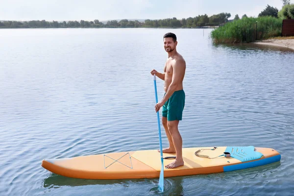 Hombre Paddle Boarding Sup Board Mar —  Fotos de Stock