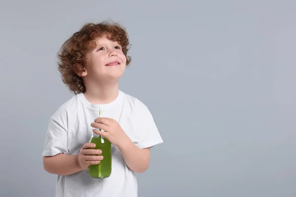 Söt Liten Pojke Med Glasflaska Färsk Juice Ljusgrå Bakgrund Utrymme — Stockfoto