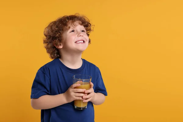 Söt Liten Pojke Med Glas Färsk Juice Orange Bakgrund Utrymme — Stockfoto