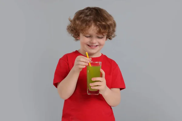 Söt Liten Pojke Med Glas Färsk Juice Ljusgrå Bakgrund — Stockfoto