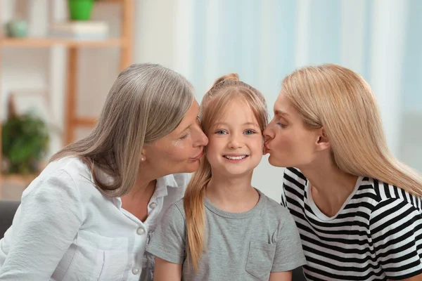 Drie Generaties Gelukkig Grootmoeder Haar Dochter Kleindochter Thuis — Stockfoto