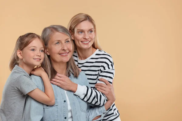 Three Generations Happy Grandmother Her Daughter Granddaughter Beige Background Space — Stock Photo, Image