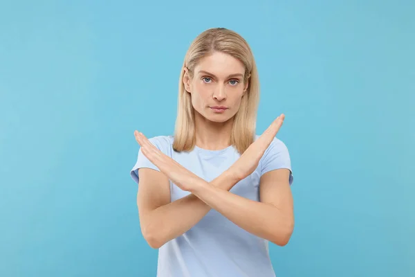 Stopp Geste Frau Mit Gekreuzten Händen Auf Hellblauem Hintergrund — Stockfoto