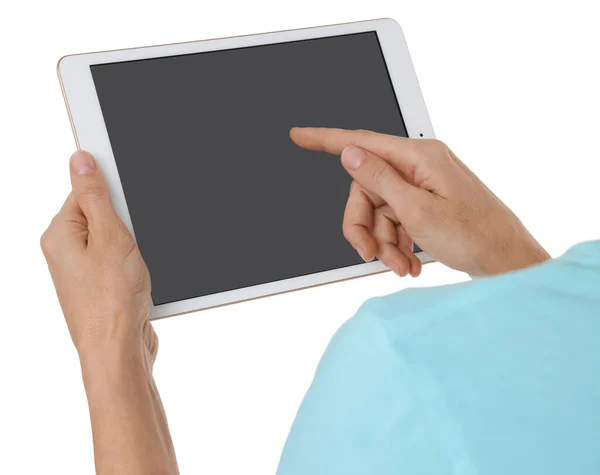 白い背景の空白のスクリーンが付いているタブレットを使用する女性 クローズアップ デザインのモックアップ — ストック写真