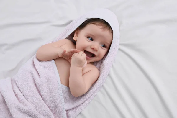 Χαριτωμένο Μωράκι Πιπίλα Κουκούλα Πετσέτα Μετά Μπάνιο Στο Κρεβάτι Top — Φωτογραφία Αρχείου