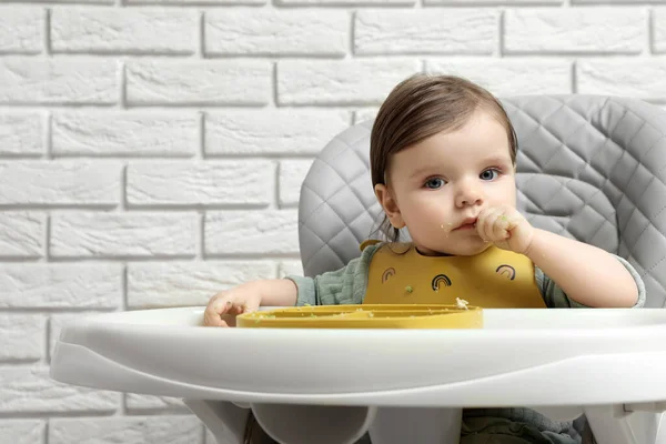 Bebé Bonito Comendo Comida Saudável Cadeira Alta Dentro Casa Espaço — Fotografia de Stock