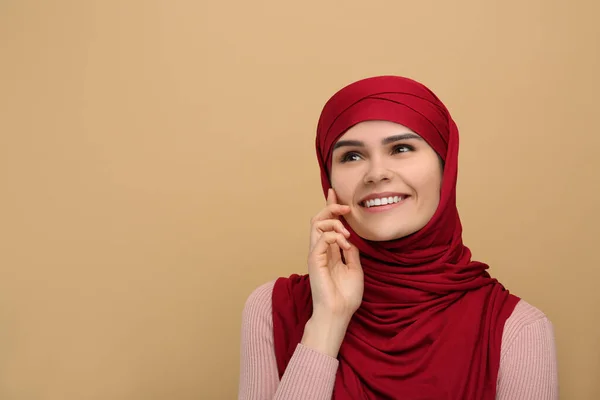 Porträt Einer Muslimin Hijab Auf Beigem Hintergrund Raum Für Text — Stockfoto